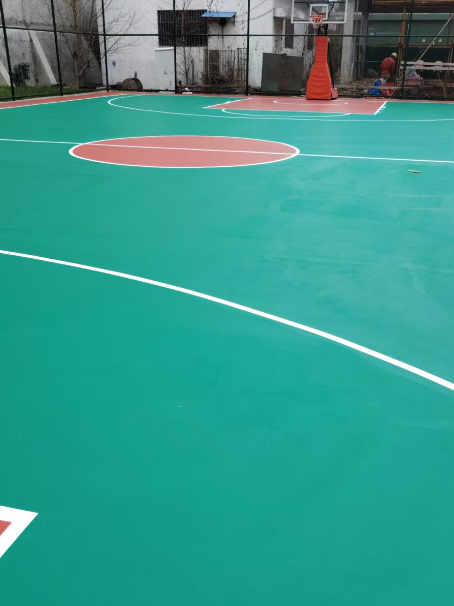 尉犁 球场长期使用易出现地面开裂